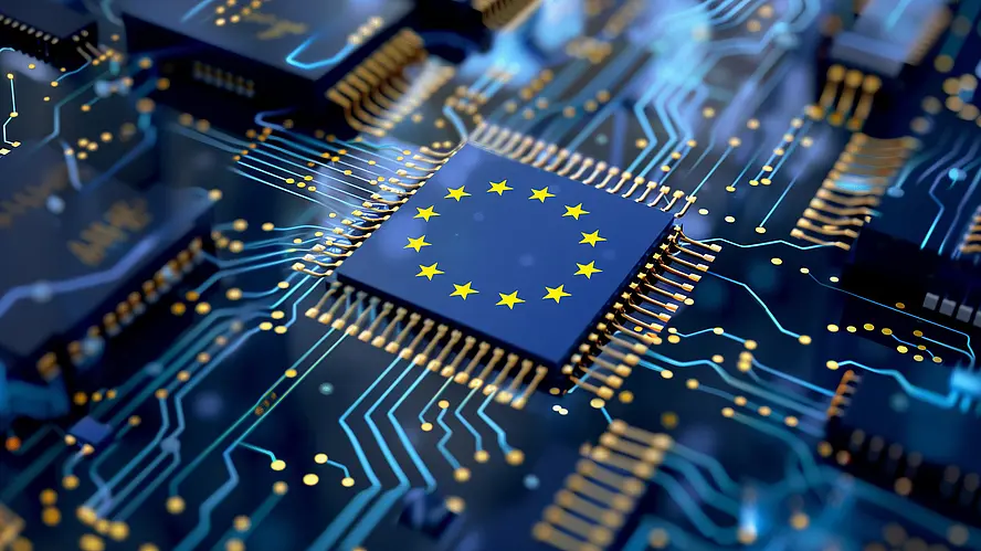 Ein Microcip mit EU Flagge symbolisiert die Regulatorik für MiFID II