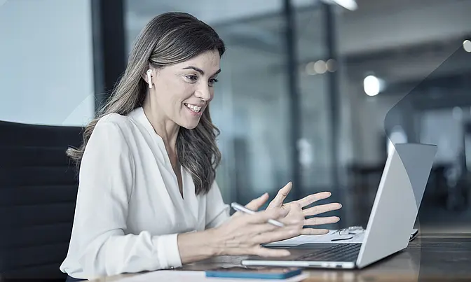 Finanzberaterin führt eine Videokonferenz über Microsoft Teams