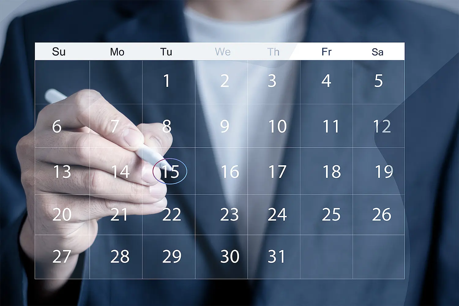 Hand markiert ein Datum in einem digitalen Kalender – Vorschau auf kommende Events und Webinare