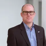 Ein Portraitfoto von Marco Müller, COO bei ASC Technologies vor neutralem Hintergrund