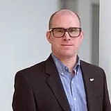 Ein Portraitfoto von Marco Müller, COO bei ASC Technologies vor neutralem Hintergrund