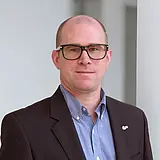 Ein Portraitfoto von Marco Müller, COO bei ASC Technologies vor neutralem Hintergrund