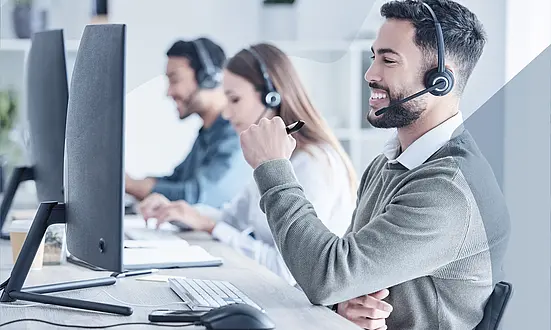 Contact Center Agenten befinden sich in Kundengespräche und sind stets bemüht den Kunden weiterzuhelfen.