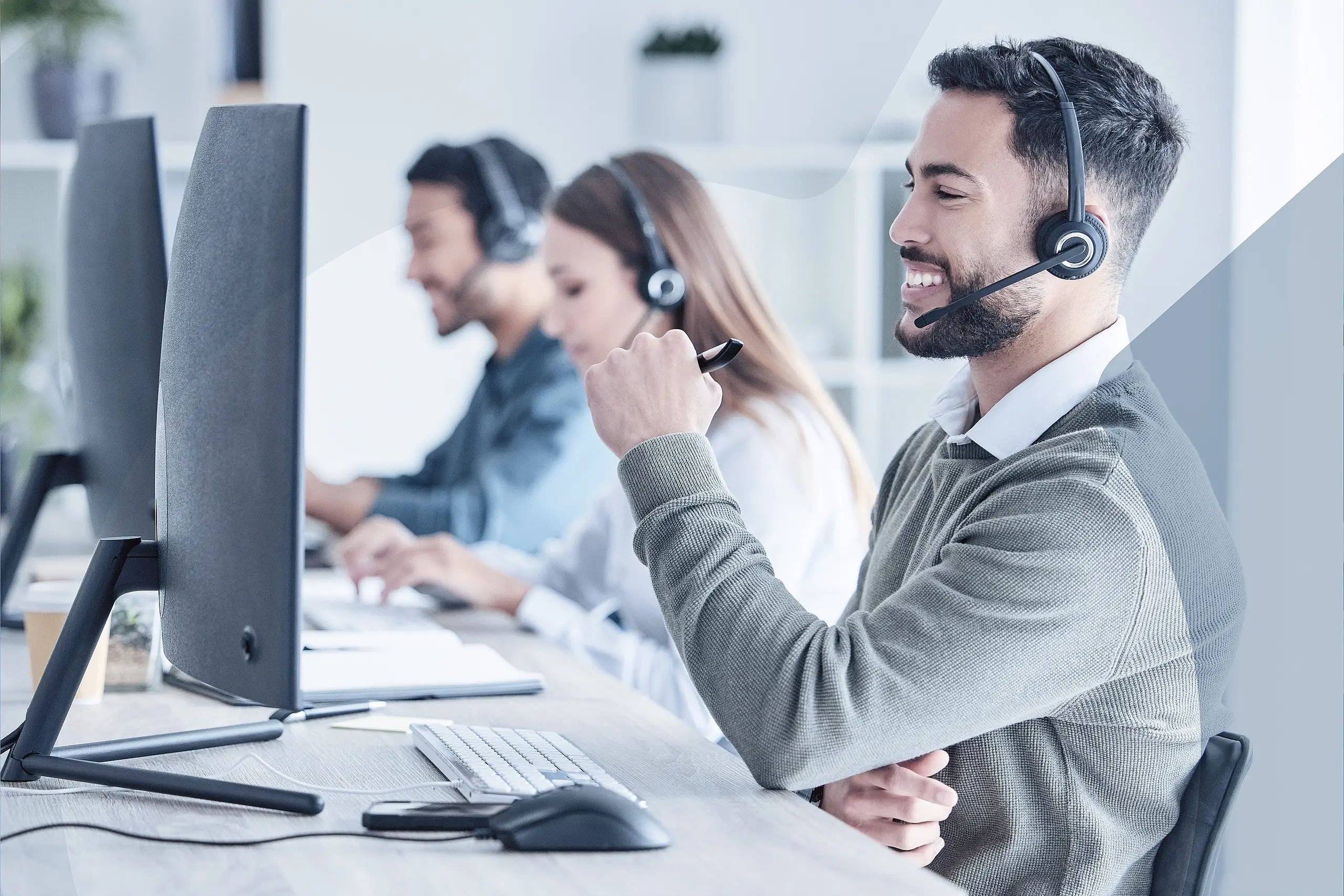Contact Center Agenten befinden sich in Kundengespräche und sind stets bemüht den Kunden weiterzuhelfen.
