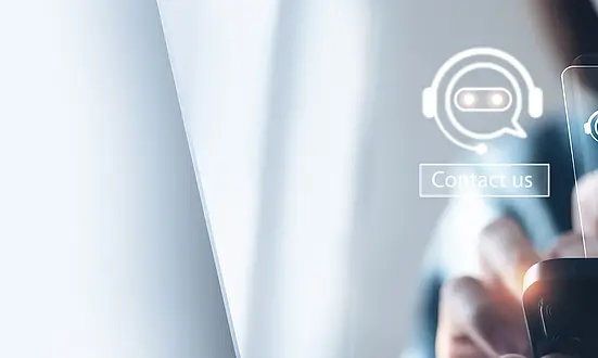 Callcenter-Agent chattet mit einem Kunden über ein Mobilgerät, dargestellt durch digitale Kommunikationssymbole, darunter ein Chatbot und eine 'Kontaktieren Sie uns'-Schaltfläche.