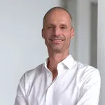 Portrait von Dr. Gerald Kromer, CEO bei ASC Technologies vor neutralem Hintergrund