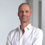 Portrait von Dr. Gerald Kromer, CEO bei ASC Technologies vor neutralem Hintergrund