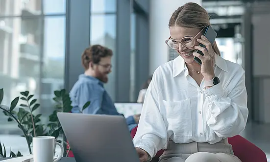 Finanzberaterin führt ein Beratungsgespräch im Büro und nutzt mobile Aufzeichnungsmöglichkeit von ASC