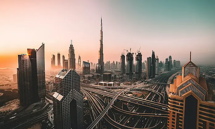 Skyline von Dubai mit Burj Khalifa und komplexem Straßennetz