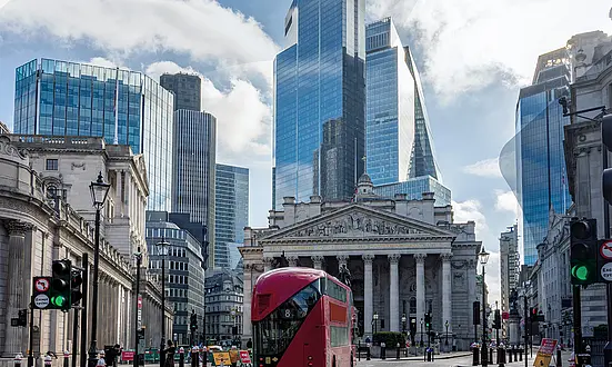 Finanzdistrikt in London mit moderner Skyline und historischem Gebäude als Symbol für Finanzmärkte, regulatorische Vorgaben und FCA-Compliance im Vereinigten Königreich.
