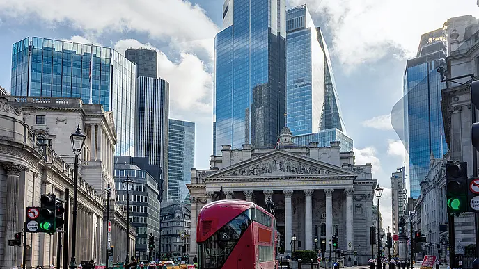 Finanzdistrikt in London mit moderner Skyline und historischem Gebäude als Symbol für Finanzmärkte, regulatorische Vorgaben und FCA-Compliance im Vereinigten Königreich.