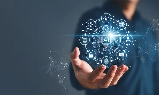 Offene Handfläche mit digitalem AI-Symbol und vernetzten Technologie-Icons