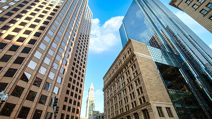 Blick zwischen Hochhäusern hoch in den Himmel von Downtown Boston Finanzdistrikt in einer Innenstadt