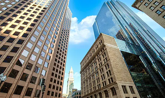 Blick zwischen Hochhäusern hoch in den Himmel von Downtown Boston Finanzdistrikt in einer Innenstadt