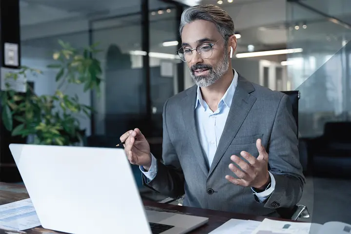 [Translate to Englisch:] Finanzberater im Gespräch mit Kunden nutzt Recording Insights zur MiFID II-konformen Aufzeichnung