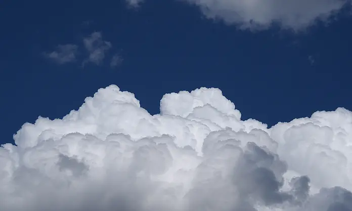 Helle weiße Wolken unter tiefblauem Himmel