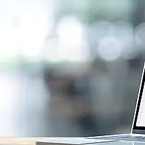 Laptop mit Microsoft Copilot-Interface, das Compliance-Aufgaben mit dem Recording Insights Plugin erleichtert