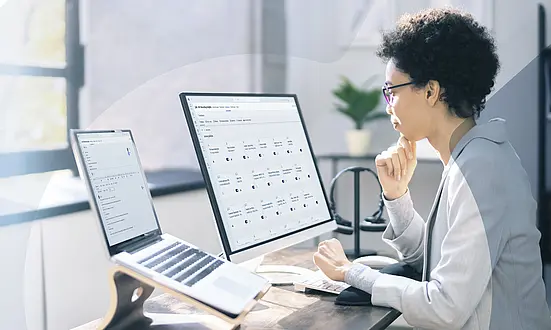 Eine Compliance Managerin analysiert Daten aus der Kundenkommunikation mit dem Programm Recording Insights von ASC. 