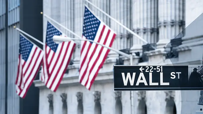Wall Street Schild mit US-Flaggen, Symbol für Finanzregulierungen wie den Dodd-Frank Act