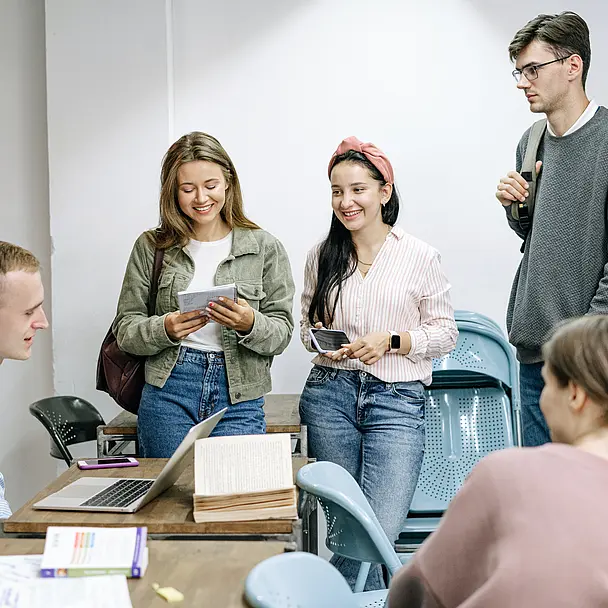 Studierende und Auszubildende im Austausch während einer Bewerbungs- oder Orientierungsveranstaltung