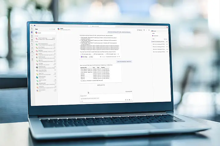 Laptop mit Microsoft Copilot-Interface und Recording Insights Plugin, das Compliance-Aufgaben und Insights anzeigt