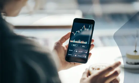 Person nutzt eine Trading-App auf dem Smartphone für den Kauf und Verkauf von Wertpapieren..