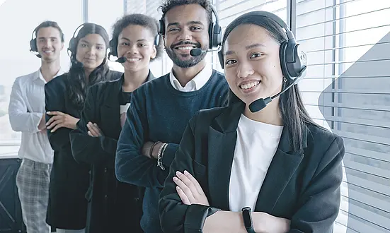 Contact-Center-Team arbeitet mit Headsets und nutzt Sprachaufzeichnung und Qualitätsmanagement für professionelle Kundenkommunikation