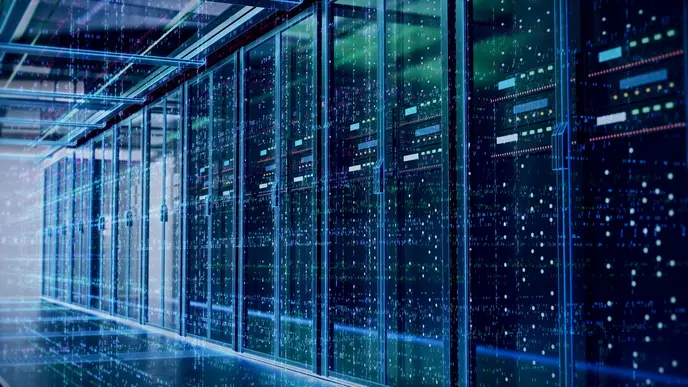 Modernes Datenzentrum mit Servern und digitaler Cloud-Datenvisualisierung