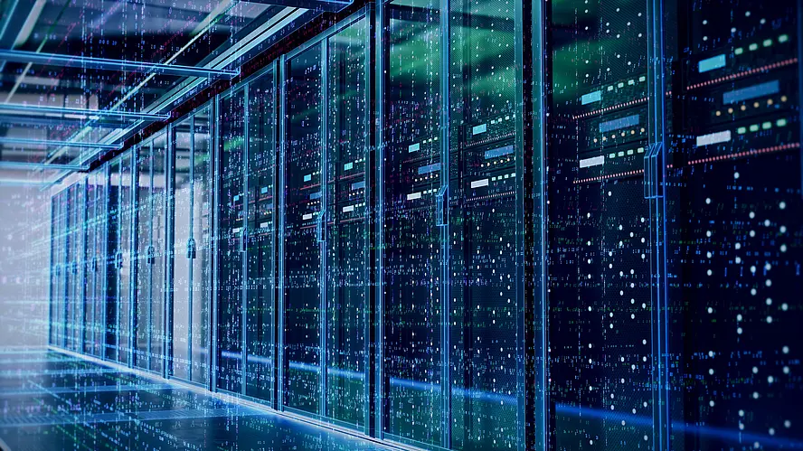 Modernes Datenzentrum mit Servern und digitaler Cloud-Datenvisualisierung
