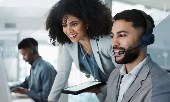 Supervisor assists contact center agents using AI tools – real-time transcription and intelligent assistance improve customer communication.