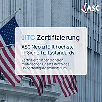 Grafik zur JITC-Zertifizierung von ASC Neo vor US-Flaggen, mit Hinweis auf höchste IT-Sicherheitsstandards für den militärischen Einsatz durch das US-Verteidigungsministerium.
