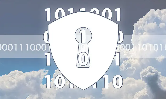 Wolkenhimmel mit digitalem Schildsymbol und Binärcode
