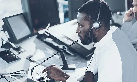 Mann stellt die öffentliche Sicherheit im Kontrollraum eines öffentlichen Geländes sicher.