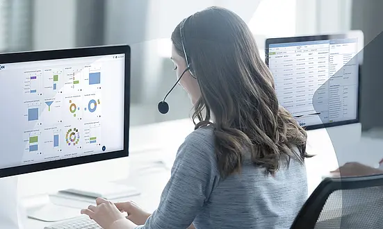 Mitarbeiterin im Call Center nutzt die Analytics-Funktionen der ASC Neo Cloud für Auswertung und Monitoring