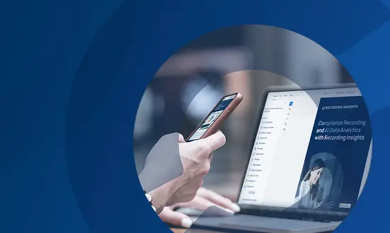 Frau arbeitet flexibel mit Notebook und Smartphone im öffentlichen Raum und liest ASC Whitepaper