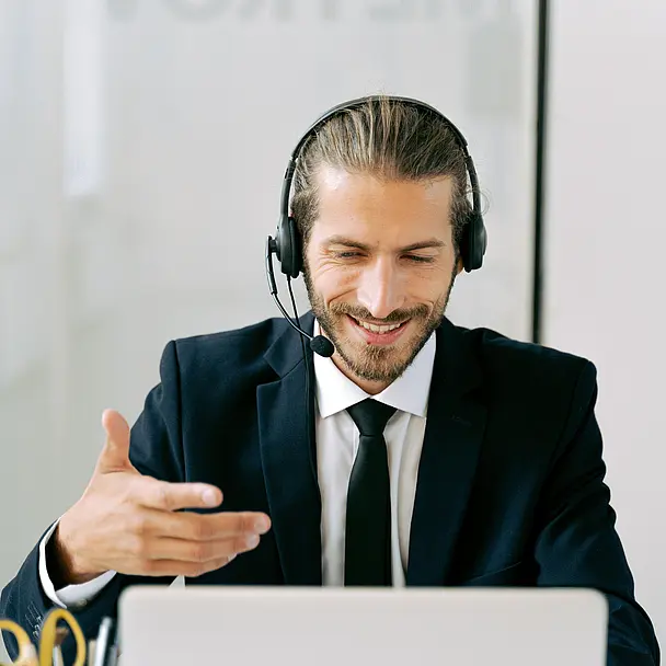 Professionelle Person im Videocall mit Headset; Austausch zu Karrierechancen für Berufserfahrene und Führungskräfte