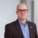 Ein Portraitfoto von Marco Müller, COO bei ASC Technologies vor neutralem Hintergrund