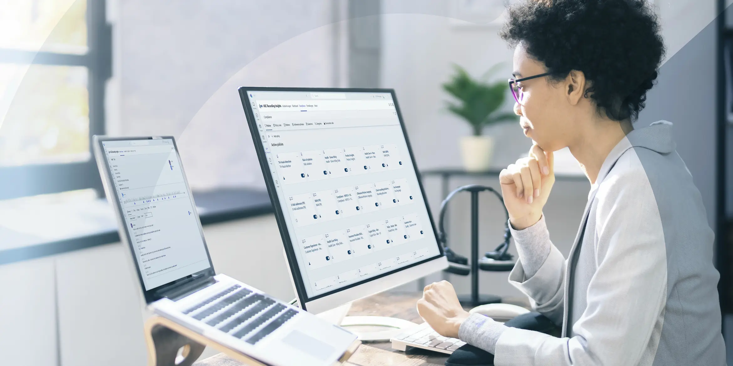 Finanzberaterin analysiert Daten aus der Kundenkommunikation mit dem Programm Recording Insights von ASC. 