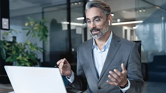 Geschäftsmann in Videokonferenz zur MiFID II-konformen Aufzeichnung