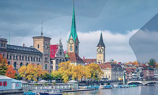 Historische Gebäude und Kirchtürme in Zürich am Flussufer