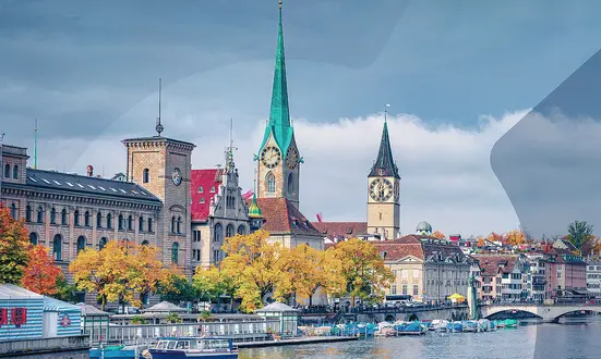 Historische Gebäude und Kirchtürme in Zürich am Flussufer