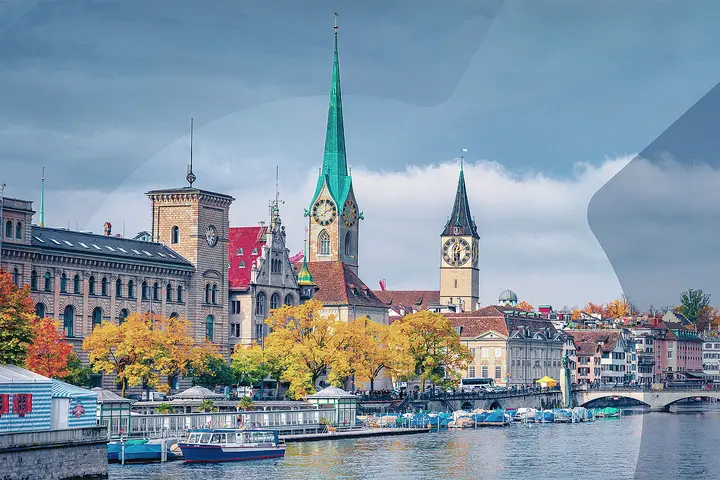 Historische Gebäude und Kirchtürme in Zürich am Flussufer
