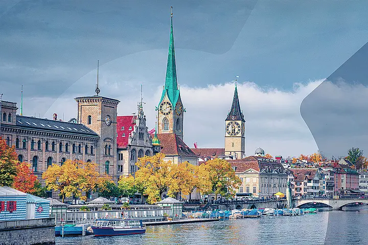 Historische Gebäude und Kirchtürme in Zürich am Flussufer