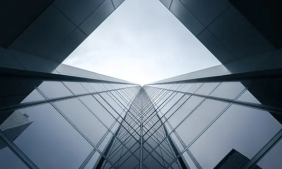 Symmetrischer Blick entlang eines Glaswolkenkratzers nach oben