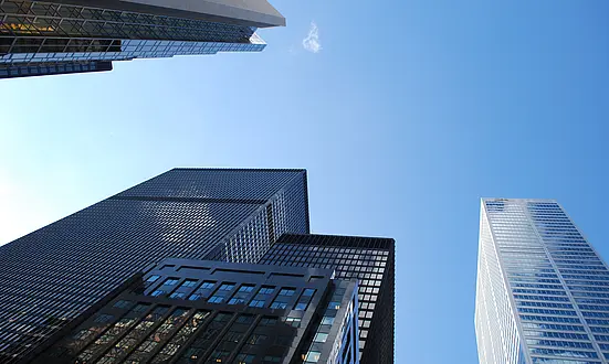 Moderne New Yorker Hochhäuser vor blauem Himmel