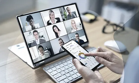 eilnehmer eines Microsoft Teams Meetings nutzt Recording insights auf Smartphone um Performance zu analysieren
