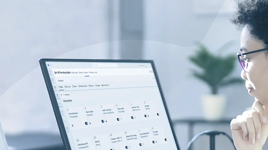 Finanzberaterin analysiert Daten aus der Kundenkommunikation mit dem Programm Recording Insights von ASC. 
