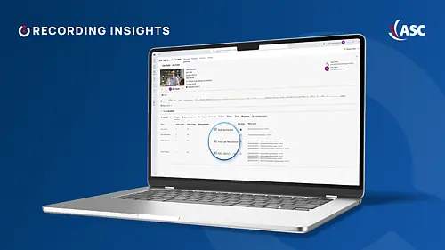 Laptop mit Recording Insights Oberfläche zeigt MiFID II-relevante Policy-Hits in einem Kundengespräch