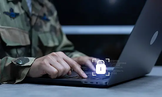 Militärangehöriger an Laptop mit Sicherheitssymbol – Symbolbild für ASC Neo im sicherheitskritischen Einsatz.