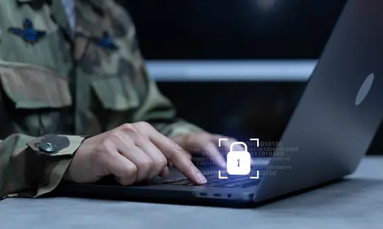 Militärangehöriger an Laptop mit Sicherheitssymbol – Symbolbild für ASC Neo im sicherheitskritischen Einsatz.